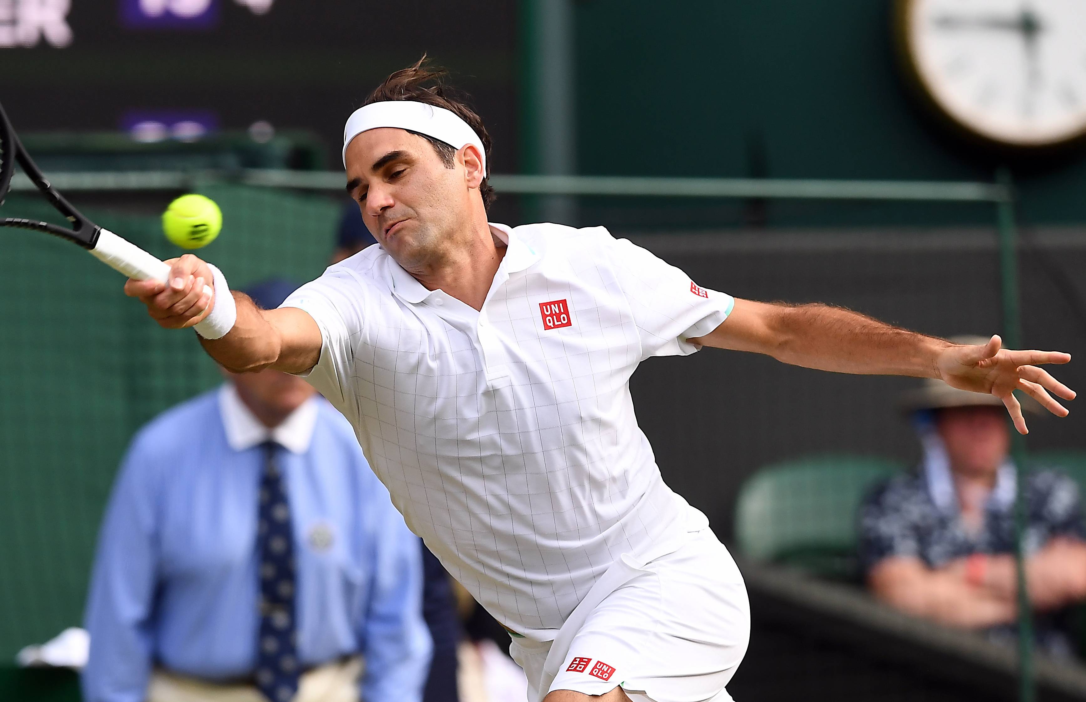 费德勒在巴塞罗那比赛中惊险取胜，高光表现引发热议！